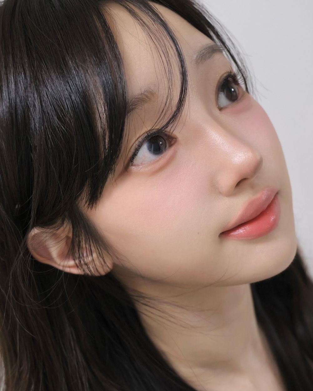 2025年度韓系妝容關鍵字回顧！低飽和裸色、碎鑽打亮、半柔霧底妝，掌握七個當紅韓妝重點、秒變身韓妞！-7