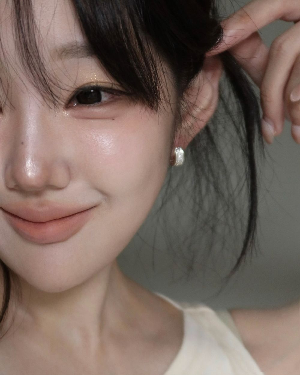 2025年度韓系妝容關鍵字回顧！低飽和裸色、碎鑽打亮、半柔霧底妝，掌握七個當紅韓妝重點、秒變身韓妞！-3