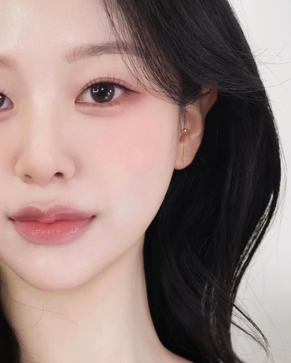 2025年度韓系妝容關鍵字回顧！低飽和裸色、碎鑽打亮、半柔霧底妝，掌握七個當紅韓妝重點、秒變身韓妞！-4