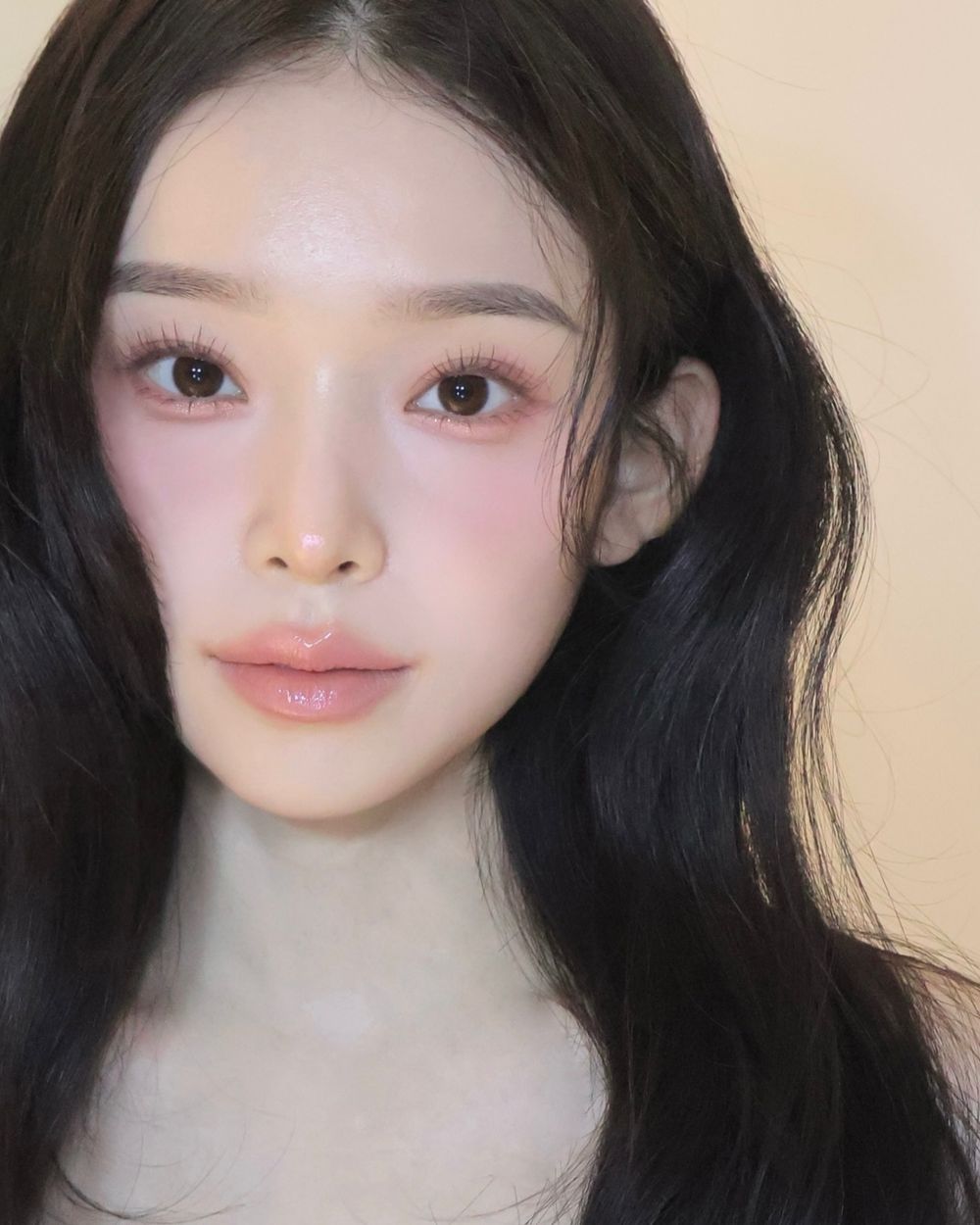 2025年度韓系妝容關鍵字回顧！低飽和裸色、碎鑽打亮、半柔霧底妝，掌握七個當紅韓妝重點、秒變身韓妞！-9