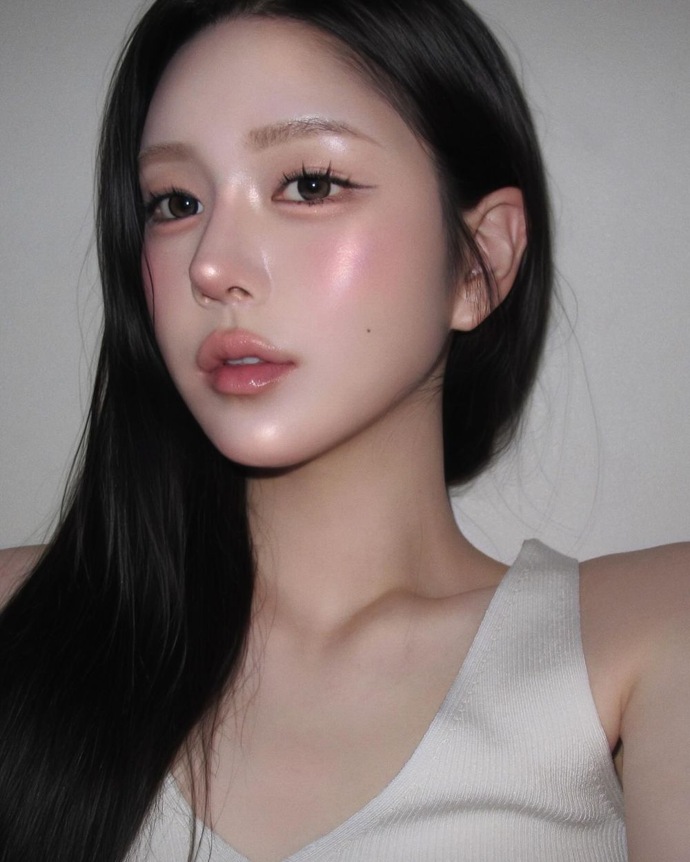 2025年度韓系妝容關鍵字回顧！低飽和裸色、碎鑽打亮、半柔霧底妝，掌握七個當紅韓妝重點、秒變身韓妞！-12