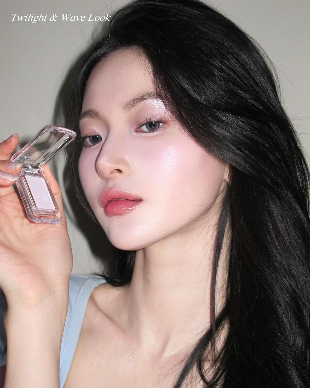 2025年度韓系妝容關鍵字回顧！低飽和裸色、碎鑽打亮、半柔霧底妝，掌握七個當紅韓妝重點、秒變身韓妞！-10