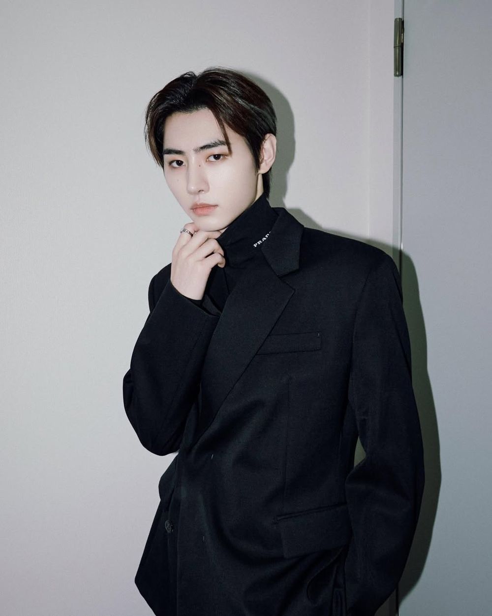 請直接悍在他們身上！7位「最適合穿高領」男星盤點！ATEEZ崔傘、S.COUPS一穿就是戰袍！-12