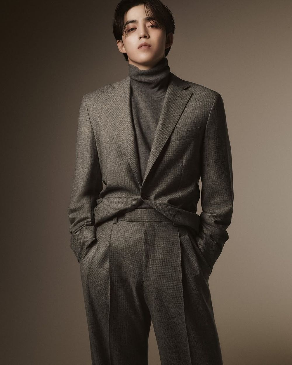 請直接悍在他們身上！7位「最適合穿高領」男星盤點！ATEEZ崔傘、S.COUPS一穿就是戰袍！-15