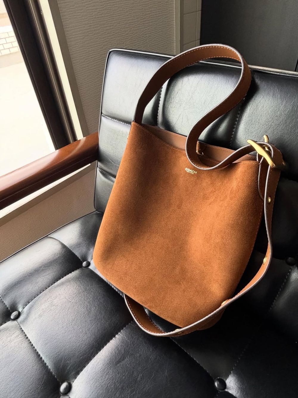 脆友狂討論！COACH四款「話題爆款包」推薦！一萬初小菜籃子、麂皮包高級到不行！-2