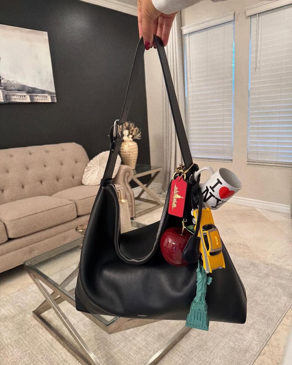 脆友狂討論！COACH四款「話題爆款包」推薦！一萬初小菜籃子、麂皮包高級到不行！-3