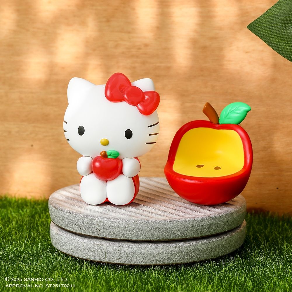 史上最萌招福小物！「Hello Kitty平平安安公仔」凱蒂貓+蘋果座椅可愛翻、巷口7-11就買得到！-5