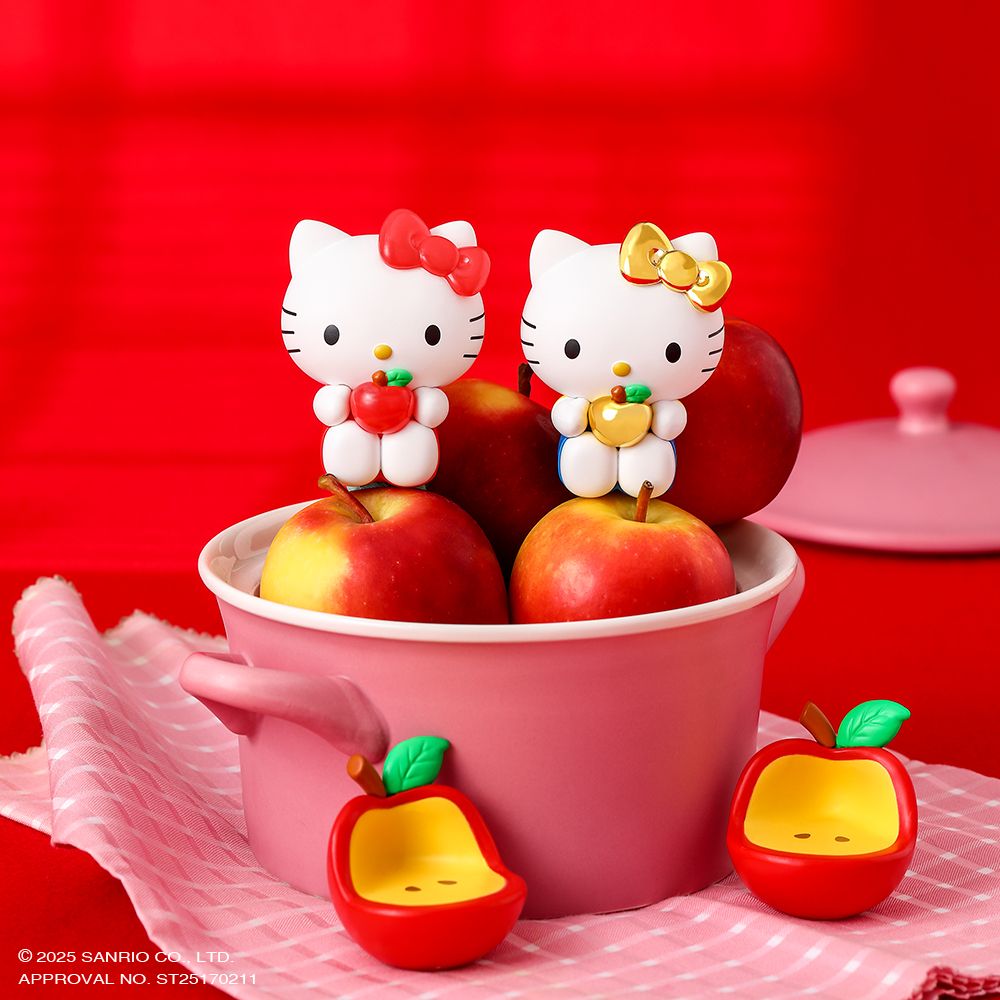 史上最萌招福小物！「Hello Kitty平平安安公仔」凱蒂貓+蘋果座椅可愛翻、巷口7-11就買得到！-2