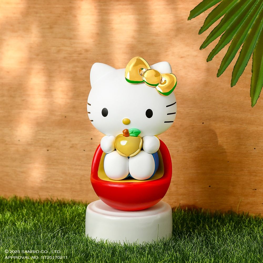 史上最萌招福小物！「Hello Kitty平平安安公仔」凱蒂貓+蘋果座椅可愛翻、巷口7-11就買得到！-4