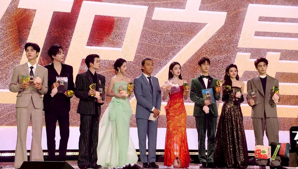 2025騰訊星光大賞得獎名單出爐！趙露思復出奪大獎感動落淚，劉宇寧、檀健次抱回VIP之星，張凌赫獲年度魅力藝人！-9