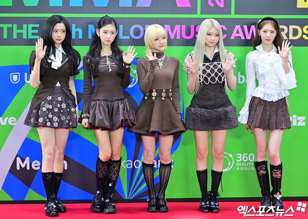 2025韓國MMA紅毯女神出爐！JENNIE山茶花禮服美貌爆擊、aespa未來感氣勢全開、IVE黑白優雅短裙直接封神！-2