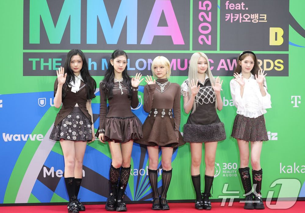 2025韓國MMA紅毯女神出爐！JENNIE山茶花禮服美貌爆擊、aespa未來感氣勢全開、IVE黑白優雅短裙直接封神！-4