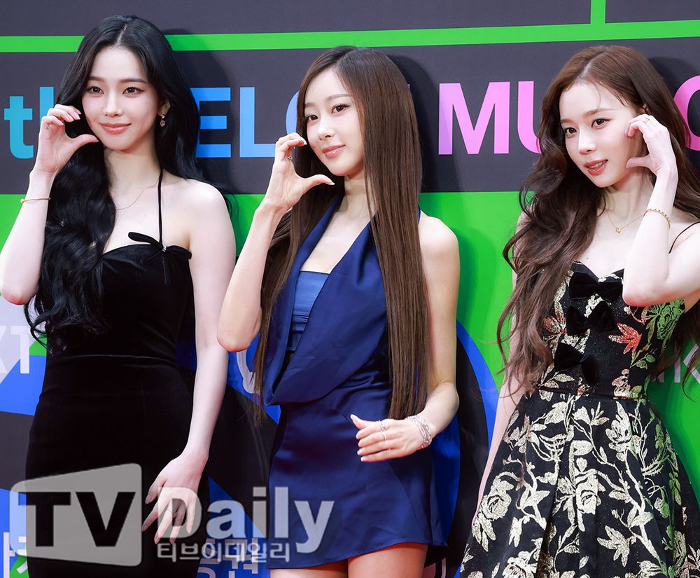 2025韓國MMA紅毯女神出爐！JENNIE山茶花禮服美貌爆擊、aespa未來感氣勢全開、IVE黑白優雅短裙直接封神！-8