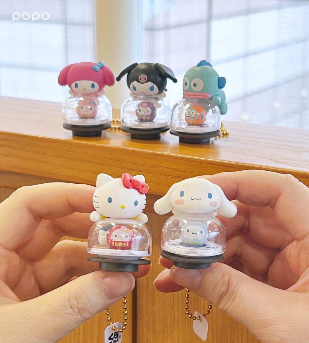 藏壽司最新扭蛋是三麗鷗！萌翻「Hello Kitty達摩吊飾&大耳狗磁鐵」全都想要、還有漢頓束口袋免費送！-4