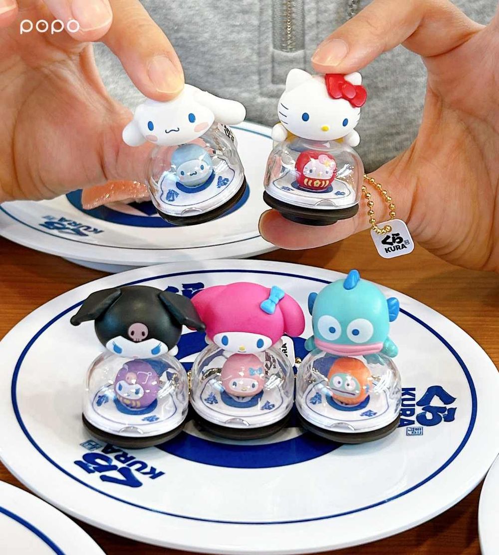 藏壽司最新扭蛋是三麗鷗！萌翻「Hello Kitty達摩吊飾&大耳狗磁鐵」全都想要、還有漢頓束口袋免費送！-17
