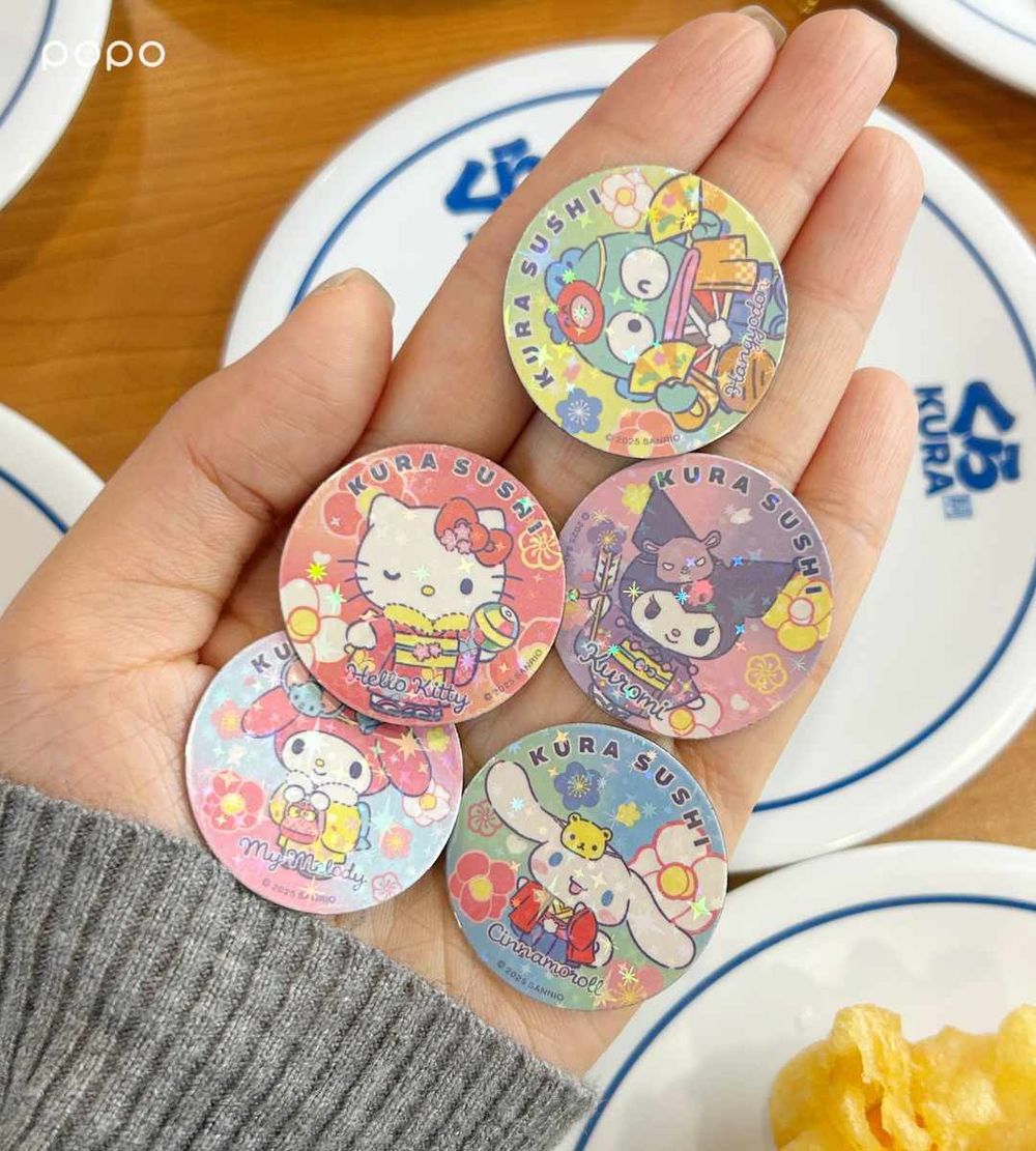 藏壽司最新扭蛋是三麗鷗！萌翻「Hello Kitty達摩吊飾&大耳狗磁鐵」全都想要、還有漢頓束口袋免費送！-5