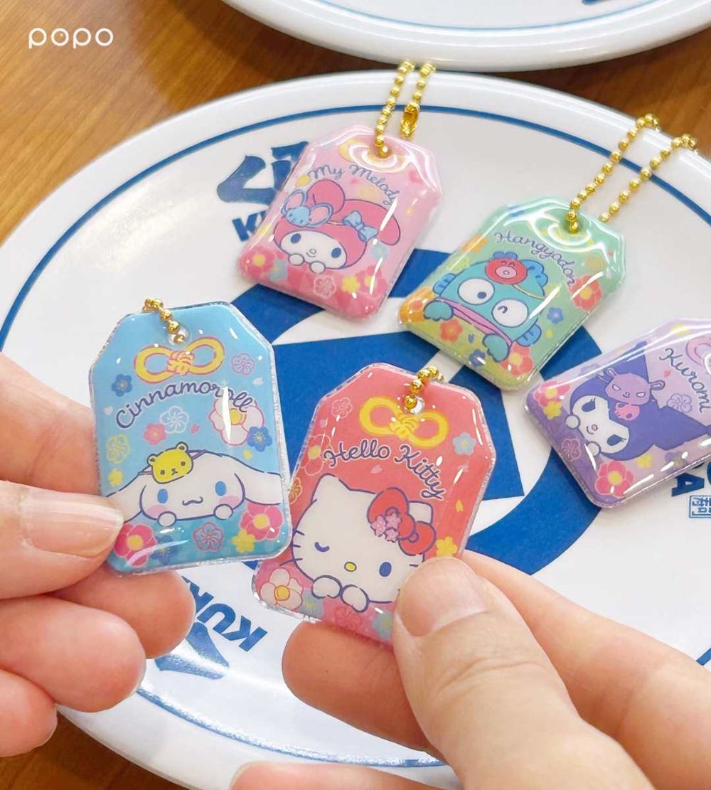 藏壽司最新扭蛋是三麗鷗！萌翻「Hello Kitty達摩吊飾&大耳狗磁鐵」全都想要、還有漢頓束口袋免費送！-6