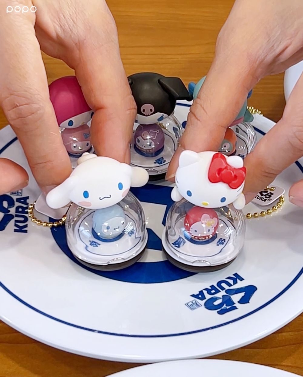 藏壽司最新扭蛋是三麗鷗！萌翻「Hello Kitty達摩吊飾&大耳狗磁鐵」全都想要、還有漢頓束口袋免費送！-12