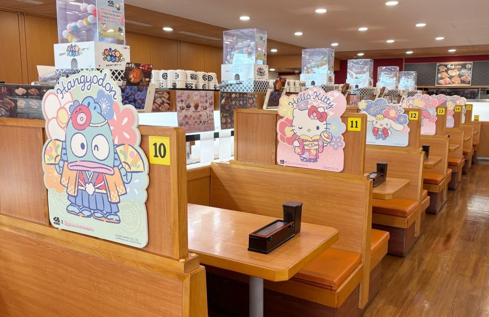 藏壽司最新扭蛋是三麗鷗！萌翻「Hello Kitty達摩吊飾&大耳狗磁鐵」全都想要、還有漢頓束口袋免費送！-14