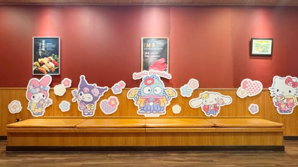 藏壽司最新扭蛋是三麗鷗！萌翻「Hello Kitty達摩吊飾&大耳狗磁鐵」全都想要、還有漢頓束口袋免費送！-15