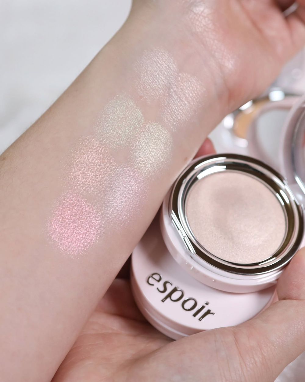 2026碎鑽彩妝趨勢延燒！三個必學碎鑽打亮用法，淡妝到女團妝都能駕馭，眼頭、淚溝平滑提亮效果超好！-2