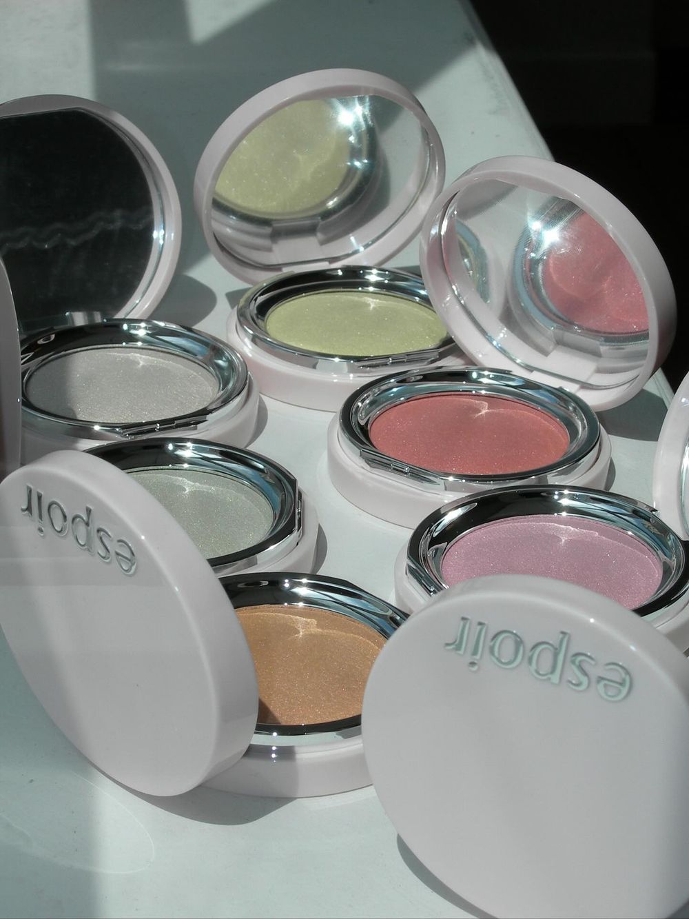 2026碎鑽彩妝趨勢延燒！三個必學碎鑽打亮用法，淡妝到女團妝都能駕馭，眼頭、淚溝平滑提亮效果超好！-3