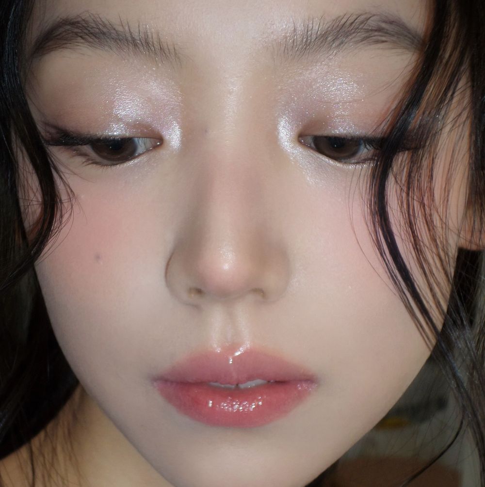 2026碎鑽彩妝趨勢延燒！三個必學碎鑽打亮用法，淡妝到女團妝都能駕馭，眼頭、淚溝平滑提亮效果超好！-9