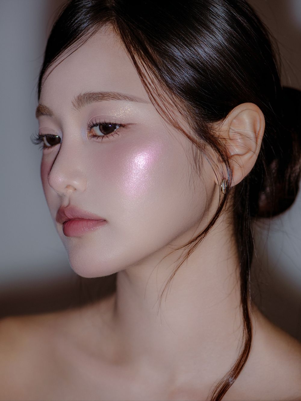 2026碎鑽彩妝趨勢延燒！三個必學碎鑽打亮用法，淡妝到女團妝都能駕馭，眼頭、淚溝平滑提亮效果超好！-11