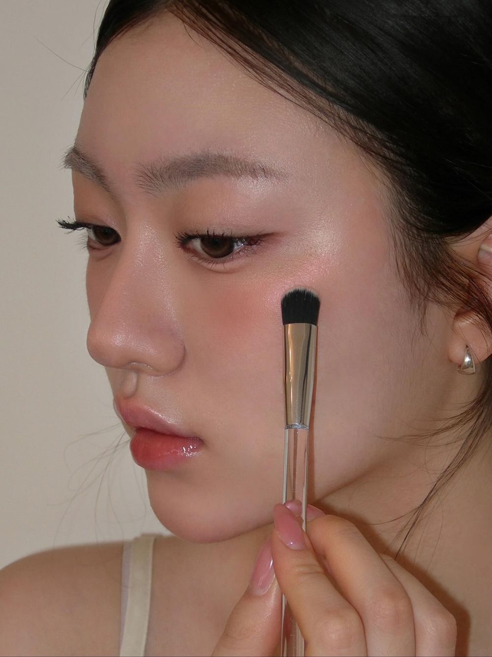 2026碎鑽彩妝趨勢延燒！三個必學碎鑽打亮用法，淡妝到女團妝都能駕馭，眼頭、淚溝平滑提亮效果超好！-12