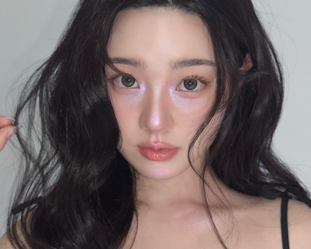 2026碎鑽彩妝趨勢延燒！三個必學碎鑽打亮用法，淡妝到女團妝都能駕馭，眼頭、淚溝平滑提亮效果超好！-18