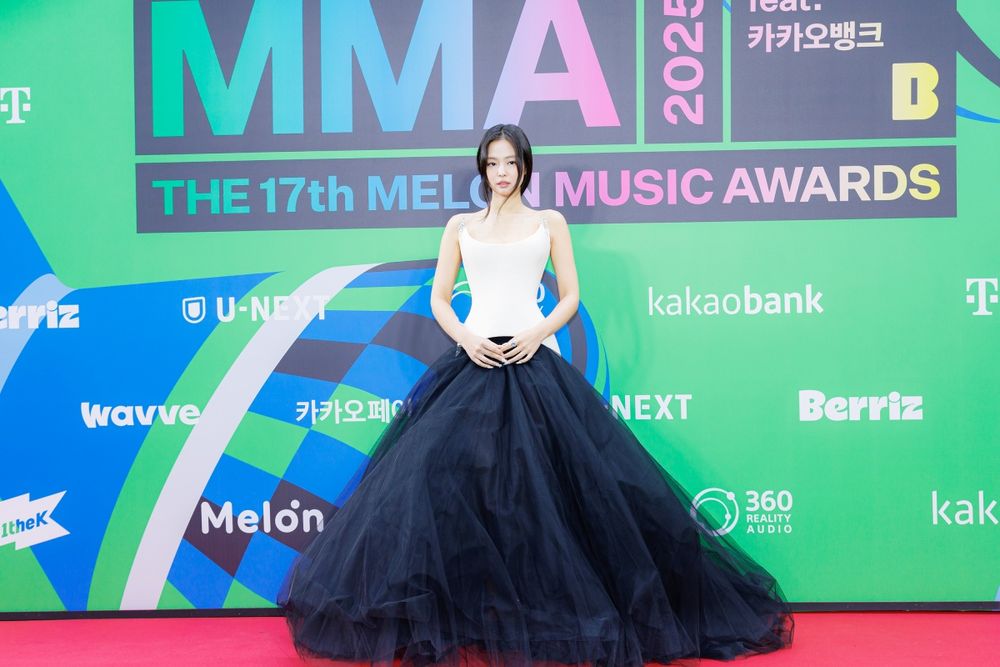整場都在等Jennie！金珍妮MMA「狂換6套造型」！西太后禮服仙氣滿分、開場掀頭紗堪比女王登基！-2