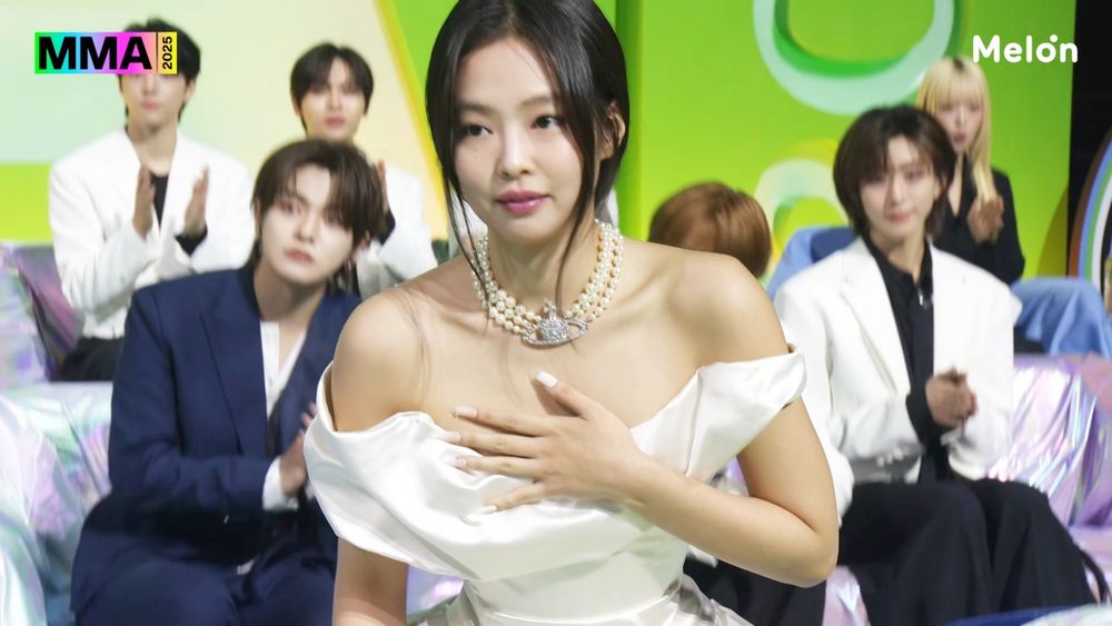 整場都在等Jennie！金珍妮MMA「狂換6套造型」！西太后禮服仙氣滿分、開場掀頭紗堪比女王登基！-13