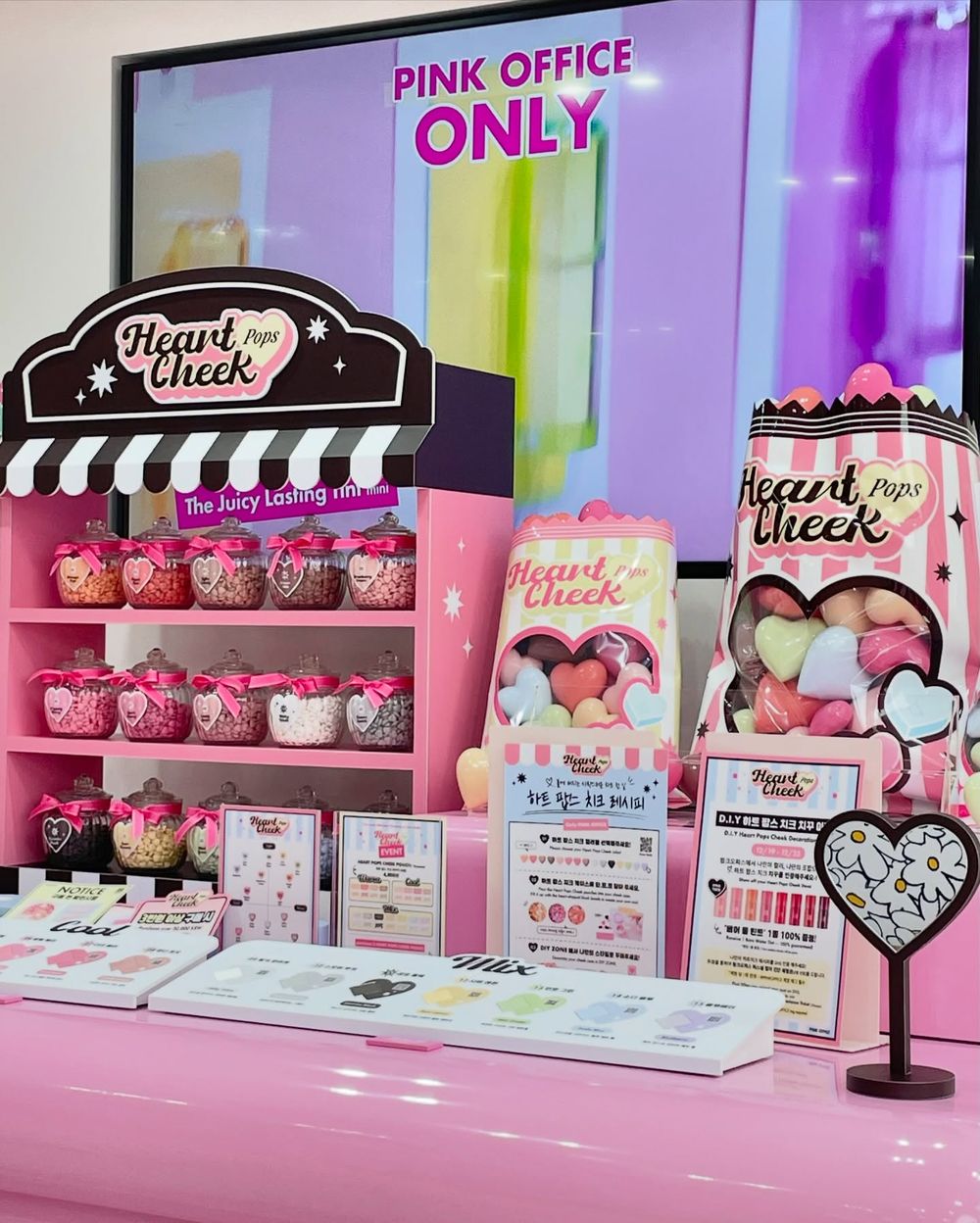 韓網狂洗版rom&nd「愛心糖果腮紅」！立體心型腮紅＋15款配色自由DIY命定頰彩，韓國聖水洞快閃店限定販售！-5