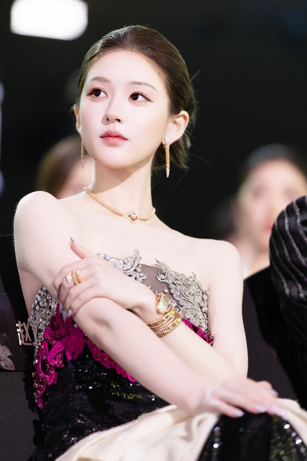 品牌寵兒認證！趙露思星光大賞「水蛇腰禮服」美翻！寶格麗百萬珠寶加持、規格直接拉滿！-5