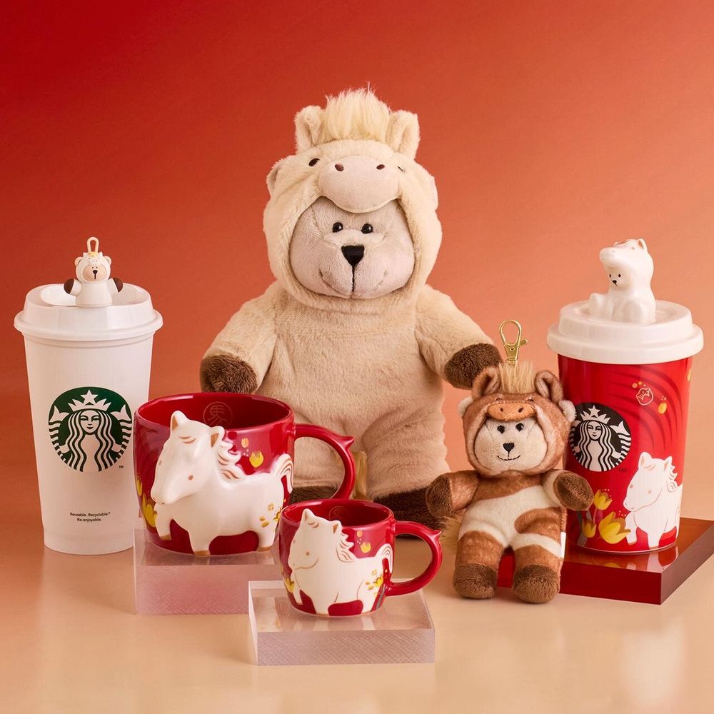 日本星巴克2026馬年限定周邊太燒！超可愛「棕色小馬熊熊吊飾、立體白馬造型馬克杯」日妞都在搶！-8