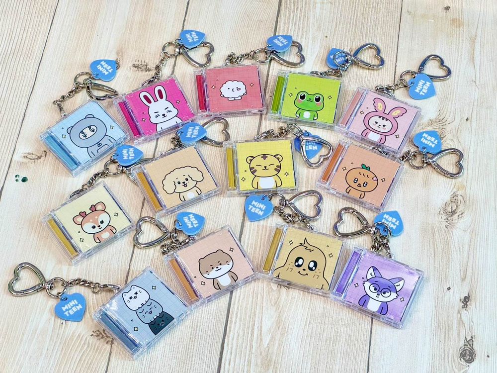 7-11開賣超可愛MINITEEN周邊小物！「迷你CD吊飾、大頭零錢包、貼紙組」根本存心搶克拉錢錢！-7