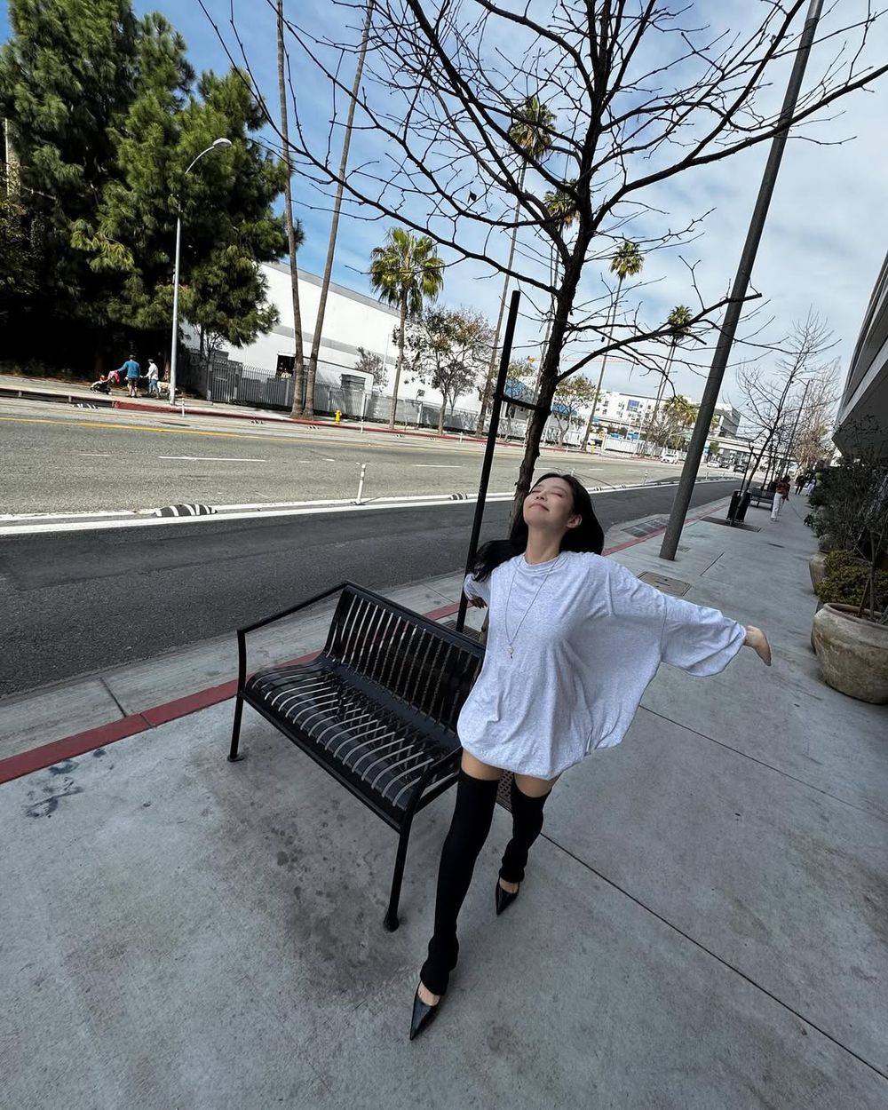 天氣冷穿這樣剛好！日韓女生冬季都在瘋「褲襪穿搭術」！7招穿出又直又細鉛筆腿！-3