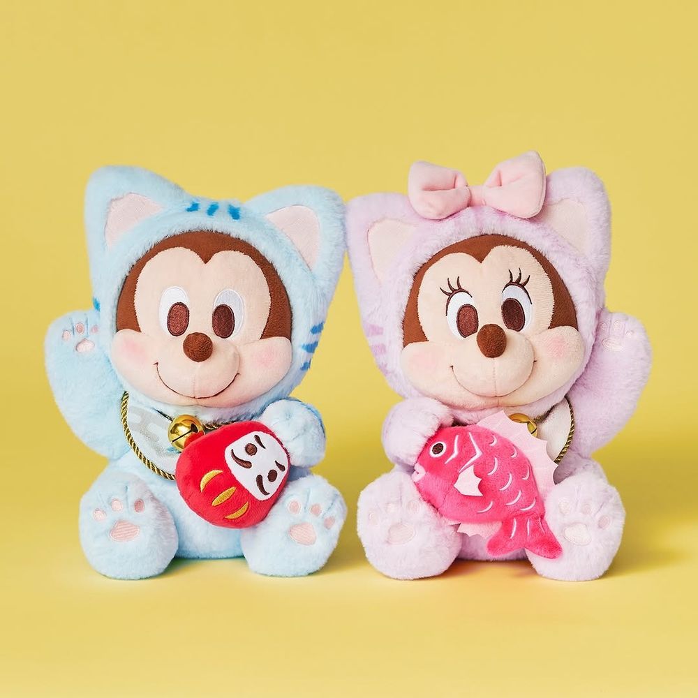 日本迪士尼2026新年限定太欠買！超可愛「招財貓奇奇蒂蒂玩偶、達摩米妮公仔」日妞都瘋搶！-2