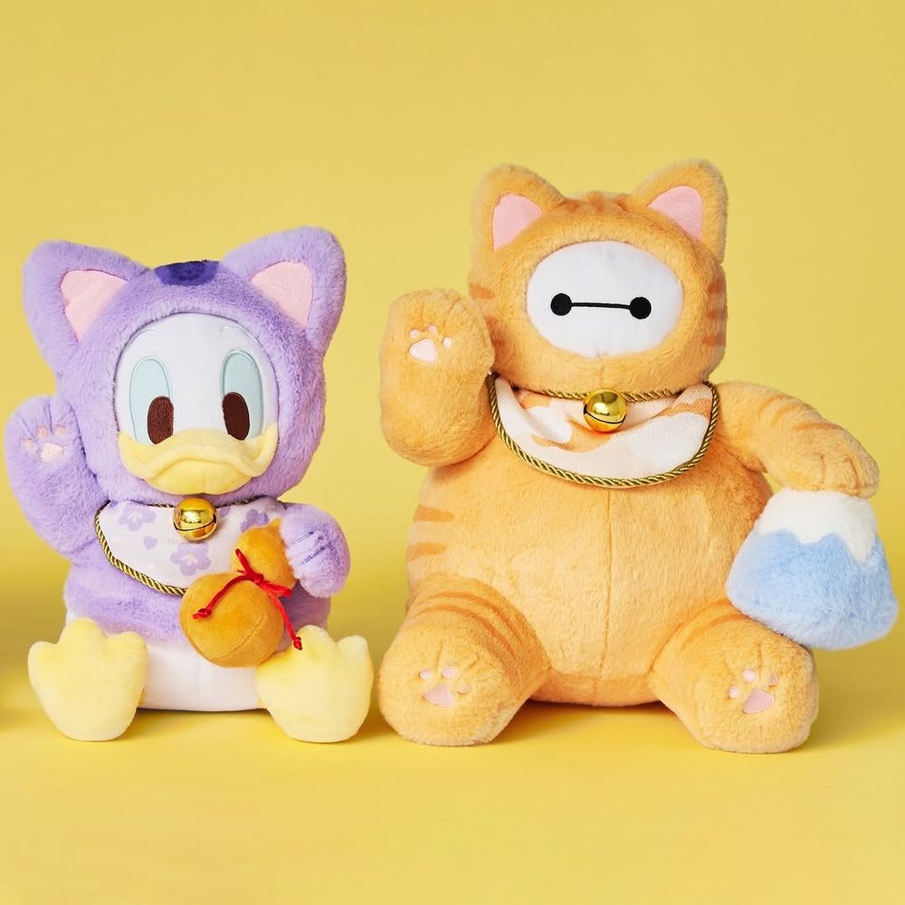 日本迪士尼2026新年限定太欠買！超可愛「招財貓奇奇蒂蒂玩偶、達摩米妮公仔」日妞都瘋搶！-3