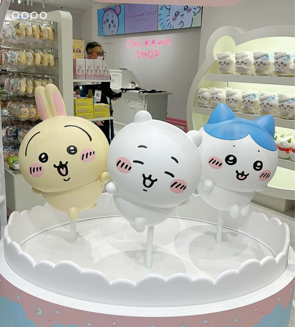 全台首間吉伊卡哇專賣店來了！超可愛大臉吉伊側門、限定「垂耳兔烏薩奇吊飾」必買周邊&價格一次看！-4