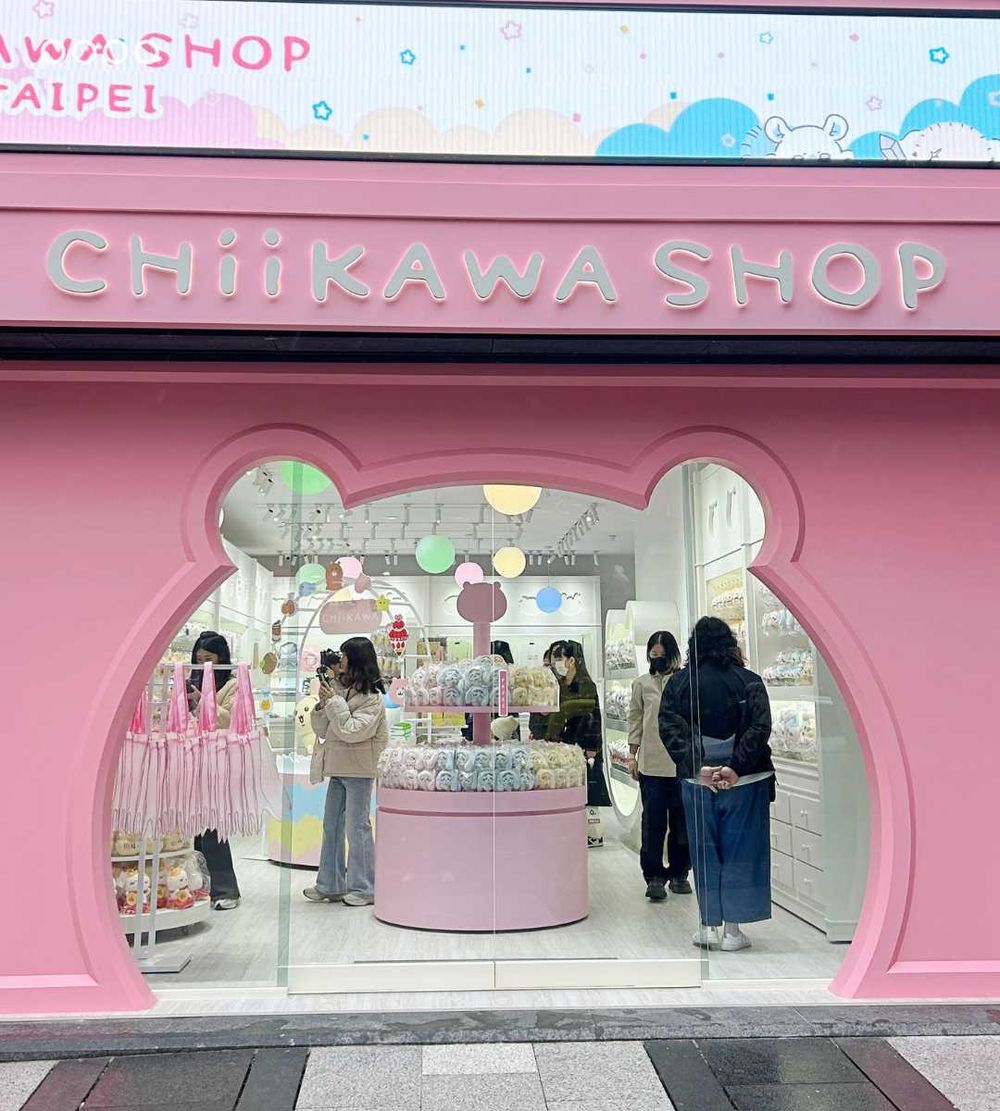 全台首間吉伊卡哇專賣店來了！超可愛大臉吉伊側門、限定「垂耳兔烏薩奇吊飾」必買周邊&價格一次看！-8