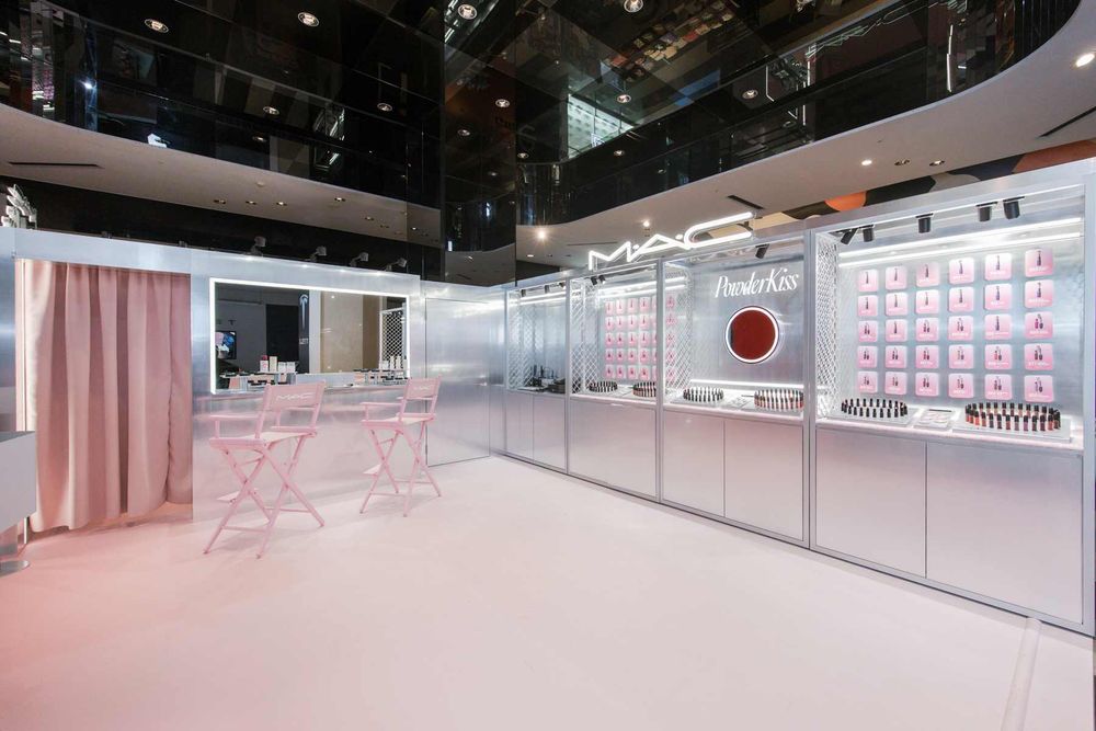 MEOVV ELLA驚喜現身信義區！MAC「輕親雲霧快閃店」兩大唇彩新品登場、專屬幸運色小卡免費抽，太好拍、太好買！-14