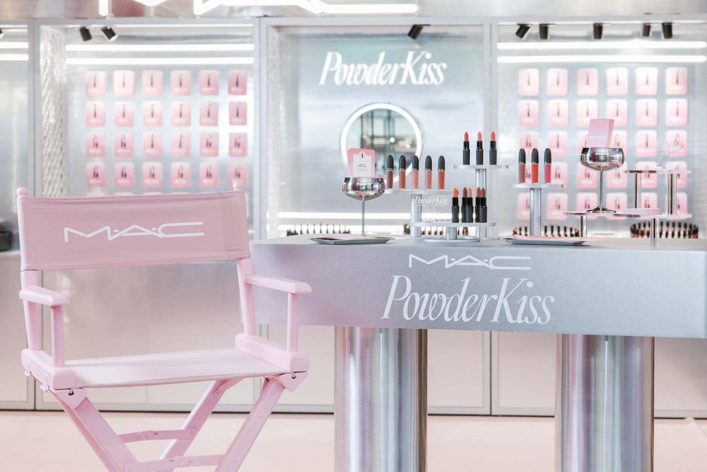MEOVV ELLA驚喜現身信義區！MAC「輕親雲霧快閃店」兩大唇彩新品登場、專屬幸運色小卡免費抽，太好拍、太好買！-15