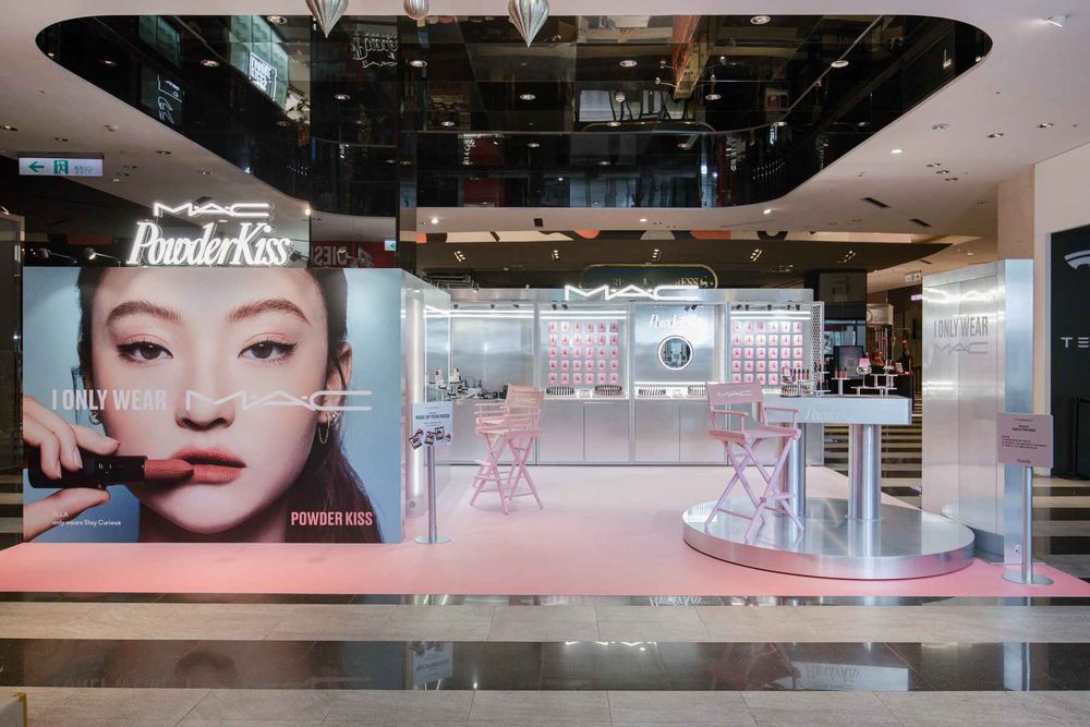 MEOVV ELLA驚喜現身信義區！MAC「輕親雲霧快閃店」兩大唇彩新品登場、專屬幸運色小卡免費抽，太好拍、太好買！-13