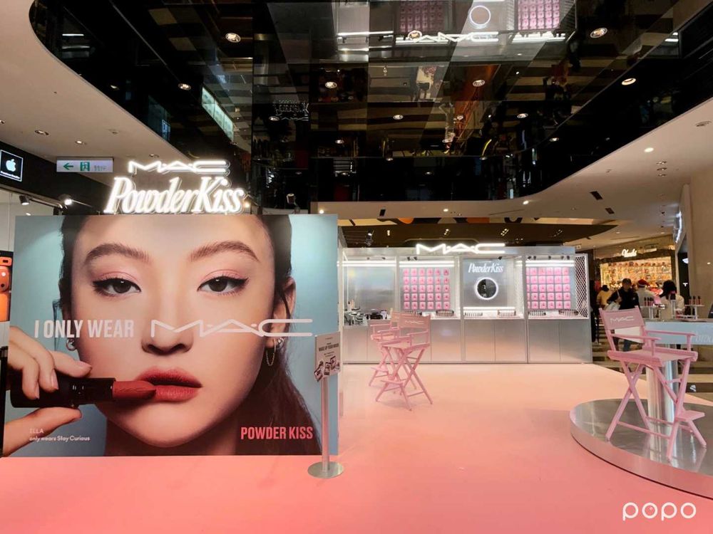 MEOVV ELLA驚喜現身信義區！MAC「輕親雲霧快閃店」兩大唇彩新品登場、專屬幸運色小卡免費抽，太好拍、太好買！-9