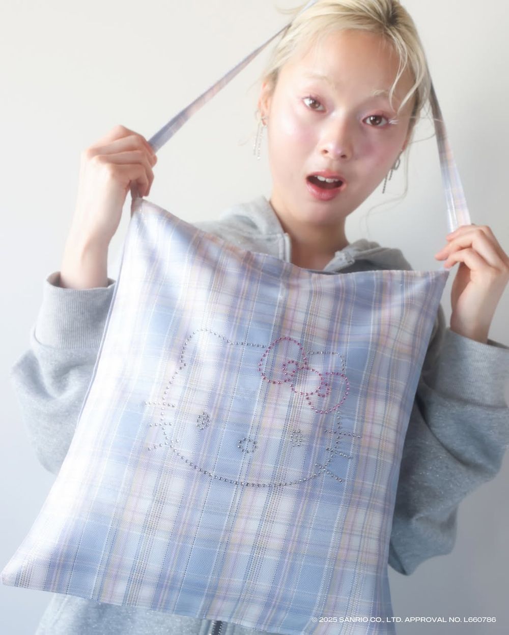 新年第一天就開搶！日牌WEGO再度聯名Hello Kitty！「軟綿綿外套＋水鑽Kitty大頭」這件一定要收！-4