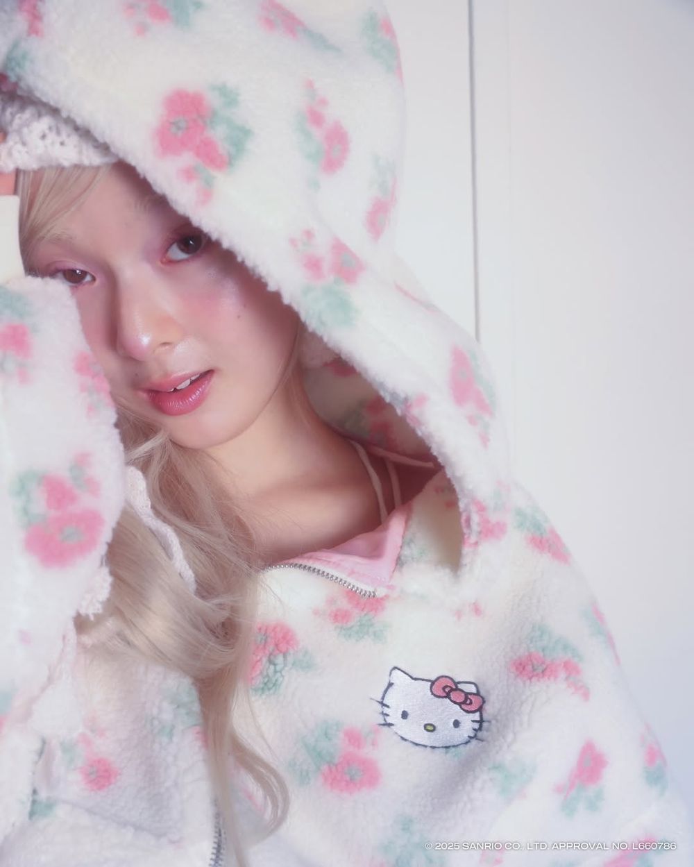 新年第一天就開搶！日牌WEGO再度聯名Hello Kitty！「軟綿綿外套＋水鑽Kitty大頭」這件一定要收！-2