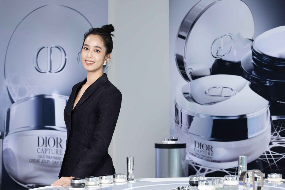 2026抗老乳霜首發！迪奧逆時活氧晚霜＋兩款日霜新登場、日夜不間斷補充澎潤，陳庭妮公開「霜膜法」熬夜急救超有感！-17