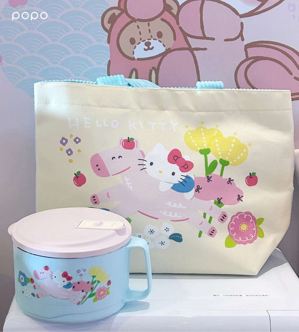 7-11開賣2026新年福袋！超萌「矮袋鼠大頭抱枕毯+存錢筒、Hello Kitty便當袋+便當盒」全都太想要！-13