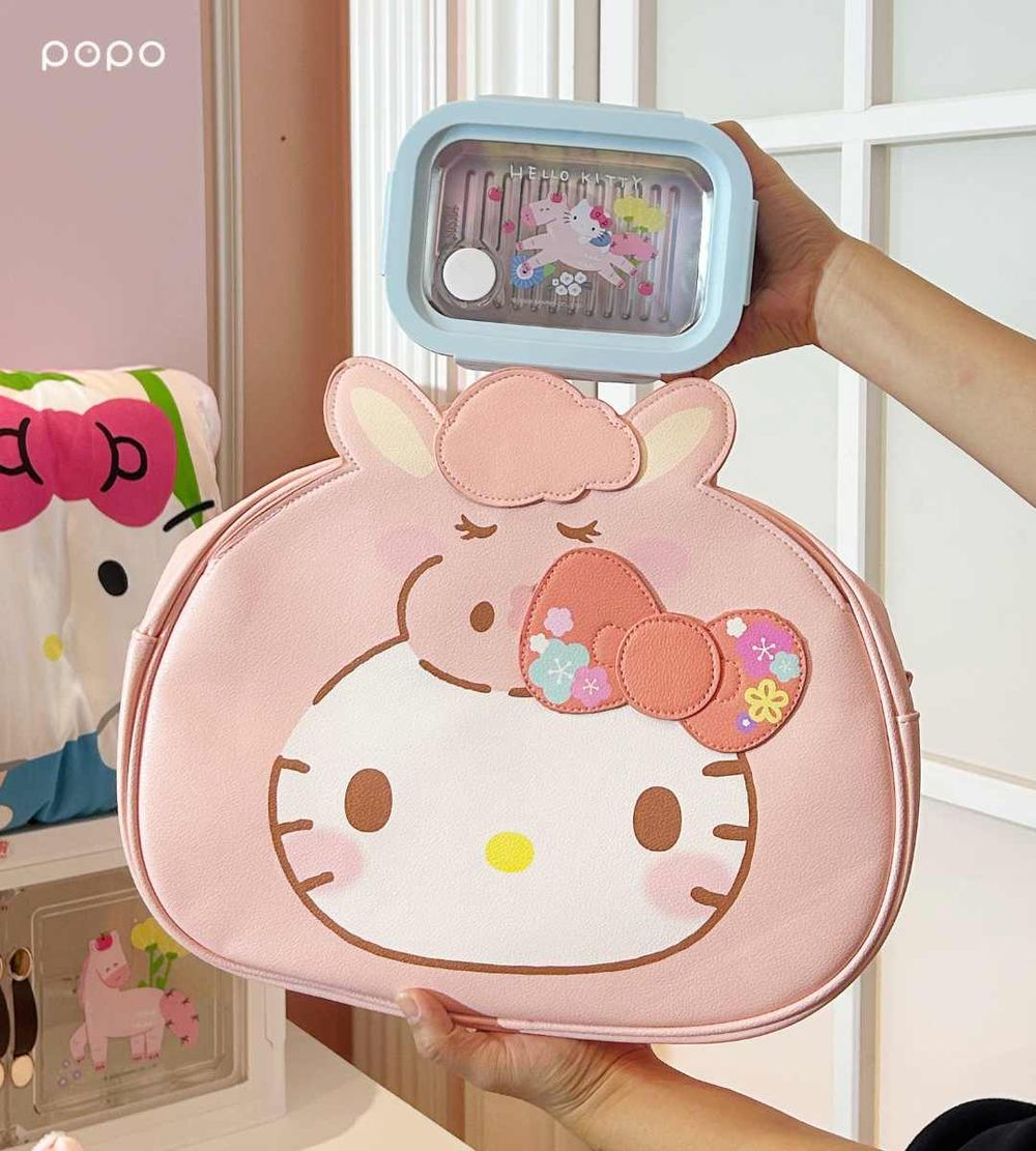 7-11開賣2026新年福袋！超萌「矮袋鼠大頭抱枕毯+存錢筒、Hello Kitty便當袋+便當盒」全都太想要！-11